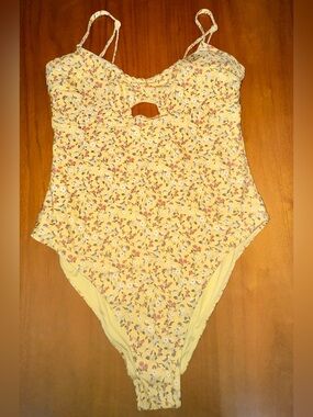 Simons Yellow Ditsy Floral One-Piece with Front Keyhole Bathing Suit, Size L